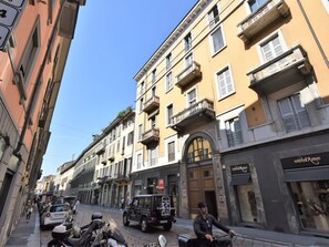 Gebäude, Fenster, Rad, Himmel, Fahrzeug, Urban Design, Strassenbelag, Strasse