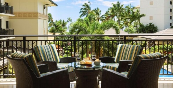 Enjoy a hawaiian sunset on the lanai