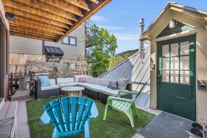 Exterior: Lower level balcony, outdoor couch, outdoor conversation set w/4 chairs, bistro table w/2 chairs, putting green, city and mountain views