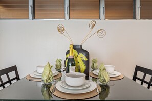 Royal Kahana 909 dining area 1