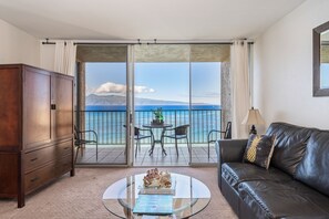 Royal Kahana 909 living room 1