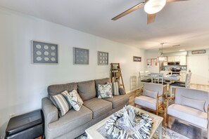 Living Room | Full Sleeper Sofa | Free WiFi | Central A/C & Heat | Smart TV