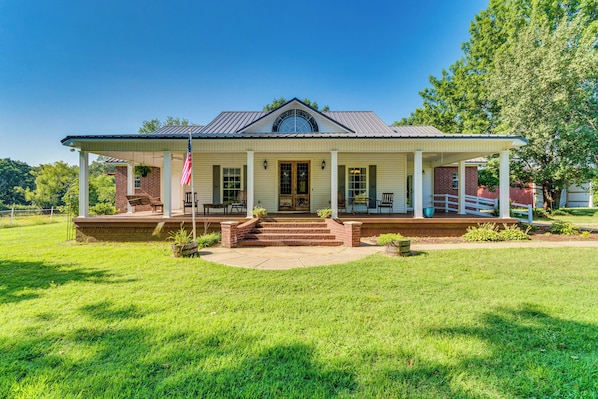 Vilonia Vacation Rental | 3BR | 2.5BA | 3,200 Sq Ft | Half Step Required