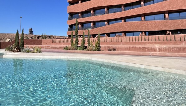 Communal swimming pool ideal for cooling off and enjoying the good weather, perfect for relaxing or having a good time with family or friends during your stay.