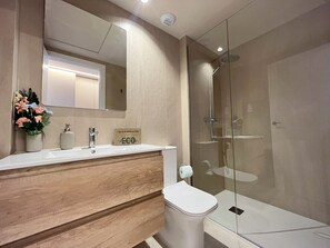 Modern and complete toilet with shower, designed to offer comfort and functionality in an elegant and well-equipped space.