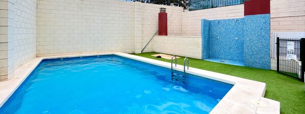 Communal swimming pool ideal for cooling off and enjoying the good weather, perfect for relaxing or having a good time with family or friends during your stay.
