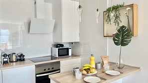 Modern and fully equipped kitchen, with a practical central island that provides more work space and becomes the perfect place to eat or share moments while cooking.