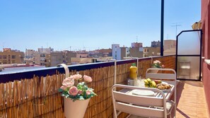 Terrace ideal for sunbathing and enjoying breakfast outdoors, equipped with comfortable furniture to relax and make the most of the good weather.