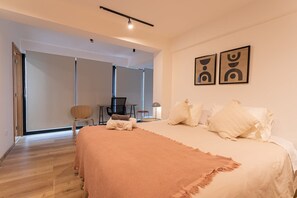 Amplio y acogedor dormitorio principal, ideal para un descanso reparador