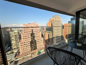 Terraza con vista panorámica a la cosmopolita comuna de Las Condes