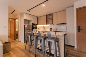Cocina gourmet equipada con electrodomésticos de alta gama