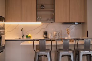 Cocina gourmet equipada con electrodomésticos de alta gama