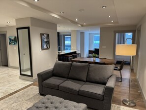 Living room (Pull-out couch)