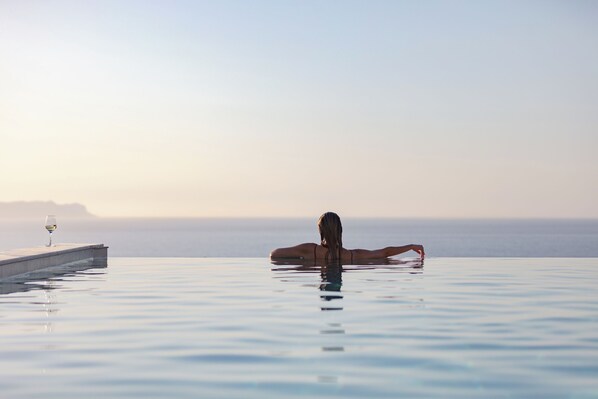 Cherish endless blue time with loved ones in Manto Villas.