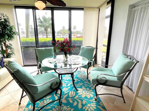 Lanai - Walk out of your lanai doors directly to Siesta Key Beach.