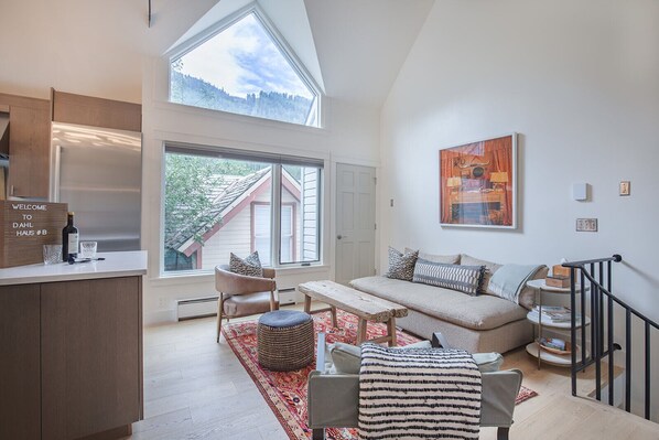 Light & bright w/ vaulted ceilings 