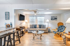 Living Room | Smart TV | Free WiFi | Central A/C & Heating