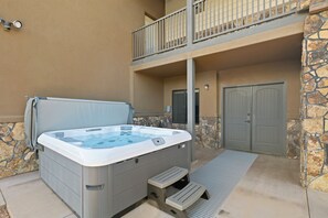 Hot tub with seating for 6.  Stargazing is amazing here.