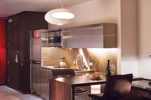 Kitchenette and Breakfast Bar