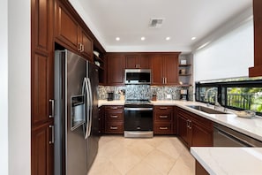 Kapalua Bay Villas 15B2 kichen 1