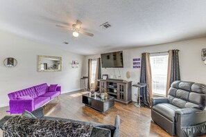 Living Room | 2 Full Futons | Smart TV | Single-Story Home