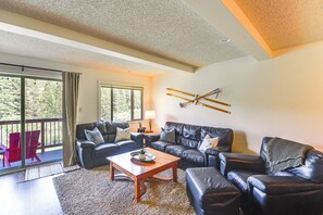 Living Area | Single-Story Condo | Smart TV | Free WiFi | Central Heating
