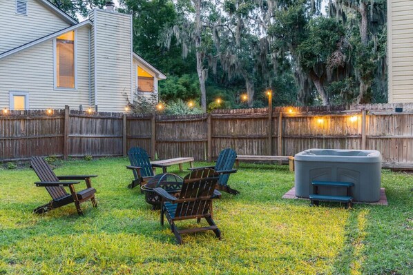Unwind under the stars! Cozy firepit and hot tub for the perfect evening.