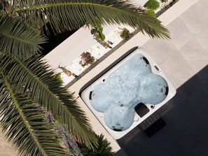 Relax and unwind in the luxurious 4-seater jacuzzi.