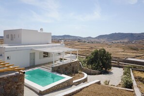 Vista frontal de la propiedad