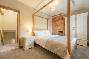 Willow Cottage, South Creake: Master bedroom with four poster bed