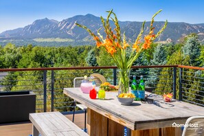 Balcony deck with Flatiron views