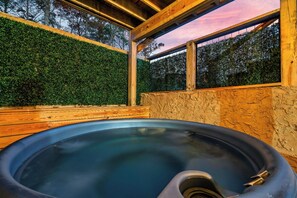High Country Cabin's bubbling hot tub