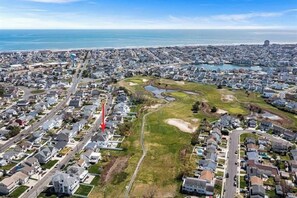 Distance to Beach is approx 5 blocks