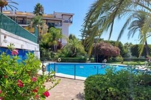 In this community, you can enjoy the amazing pool, tennis court, and garden area. (2)