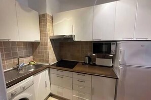 Modern kitchen, fully equipped to enjoy a delicious homemade meal. (1)