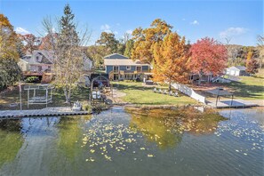 Escape to tranquility this autumn! 🍂 Enjoy lakeside views and vibrant fall colors in our cozy lakeside house.