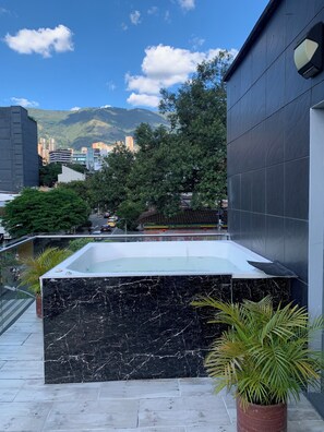 Outdoor spa tub