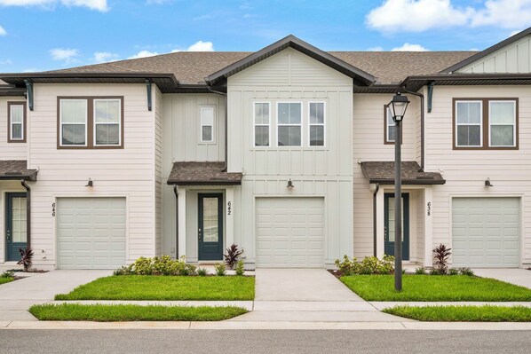 The front of the house is so beautiful that it looks like images 