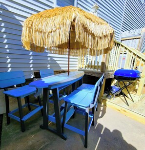 Relax in your backyard oasis complete with a surfboard dining table & Grill! 🍹