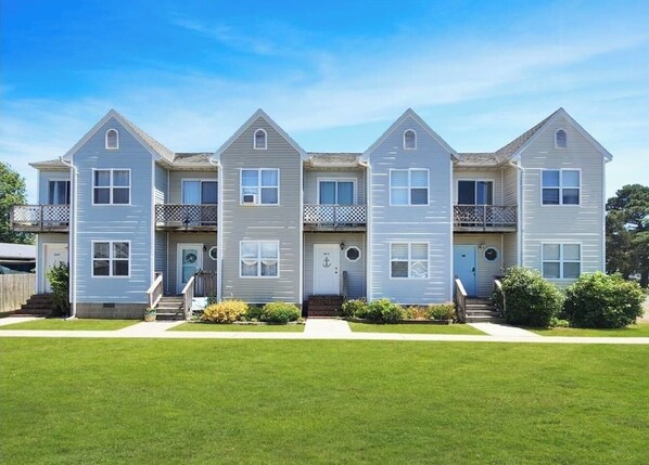 Huge front yard for games or a walk w/ the dog. Bocce ball and cornhole included