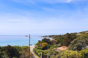 The view from the terrace with direct access to Ruppione beach