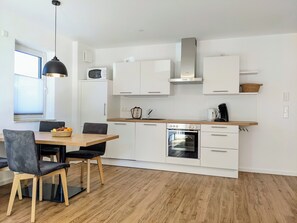 Landsuite Gehrenberg, 67qm, 2 Schlafzimmer, max. 4 Personen-Küchenzeile mit Essbereich