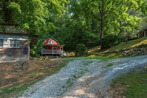 Driveway leading up to the house