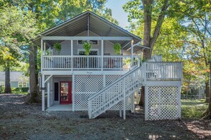 Exterior view of Uptown Treehouse (the Upper-level apartment with a private deck).