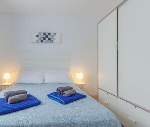 Bed,Photo of the whole room,Floor plan