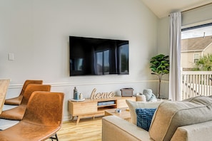 Living Room | Queen Sleeper Sofa | 1st Floor | Interior Stairs Required