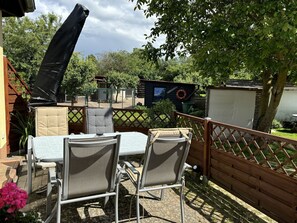 Sitzecke mit Ausblick in den Garten