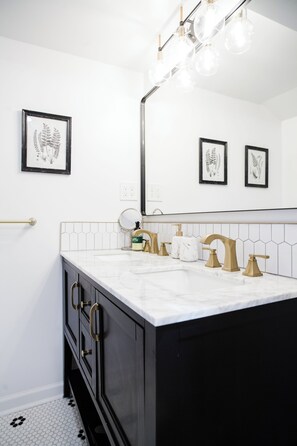 LOVE this huge mirror and the finishes!