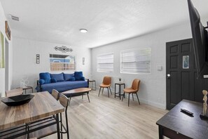 Living room: Daybed 2 single beds 