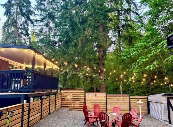 Backyard vibes are strong here! String lights set the perfect mood for evening hangs, with a cozy fire pit and super comfy seating for 8. Fire up the BBQ, play your favorite games, and kick back under the stars—this is the ultimate spot for good times and great company